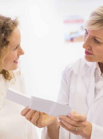 farmaceutica-con-paciente