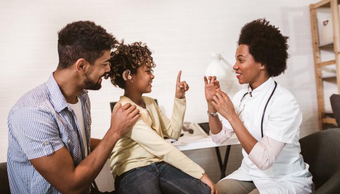 Cómo afrontar la comunicación con pacientes con discapacidad auditiva en tu farmacia