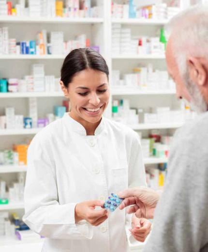 farmaceutica-explica-a-paciente