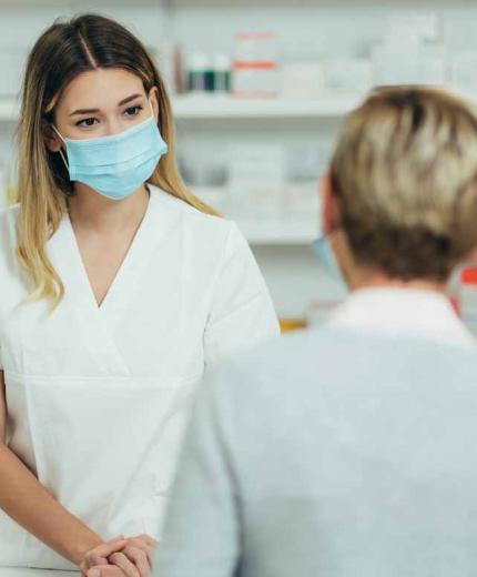 farmaceutica-atiende-a-paciente