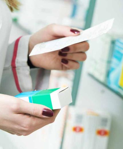 farmaceutica-con-receta-y-medicamento
