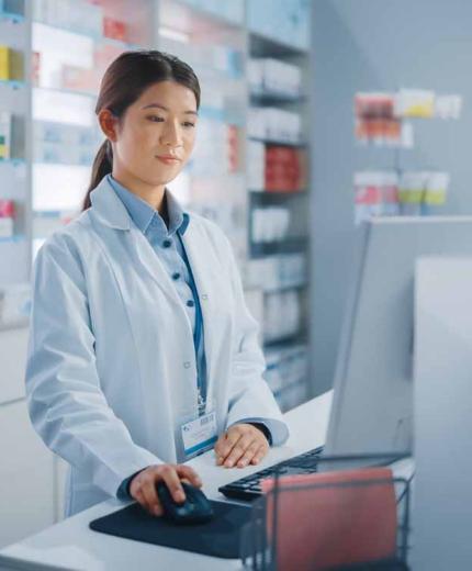farmaceutica-mirando-ordenador
