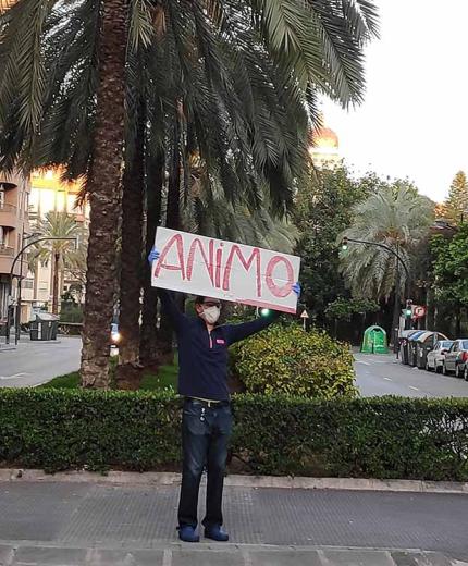 hombre-con-cartel
