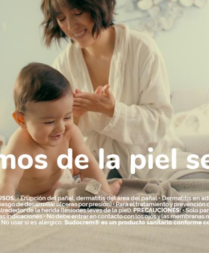 Madre aplicando Sudocrem a su bebé