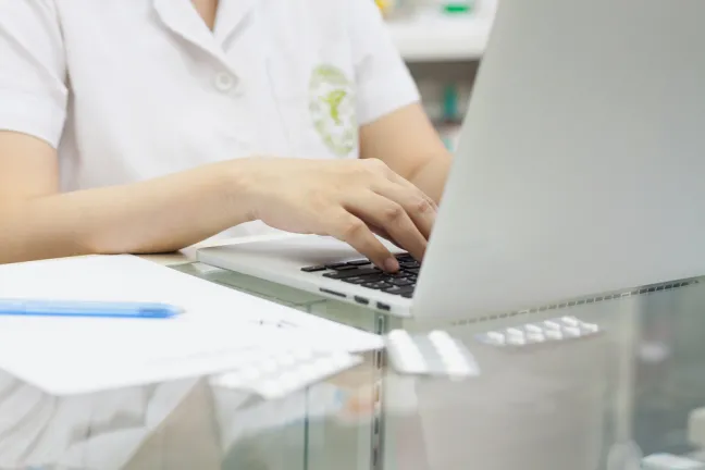 Farmacovigilancia: la posición de los farmacéuticos al generar informes sobre reacciones adversas a los medicamentos Farmacovigilancia: la posición de los farmacéuticos al generar informes sobre reacciones adversas a los medicamentos