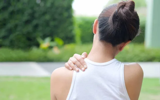 Mujer con dolor de espalda mujer-con-mano-en-espalda