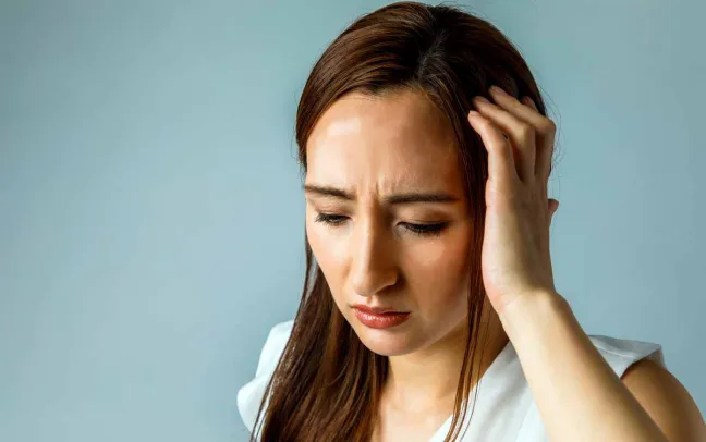 Mujer con síntomas de anemia mujer-con-mano-en-la-cabeza