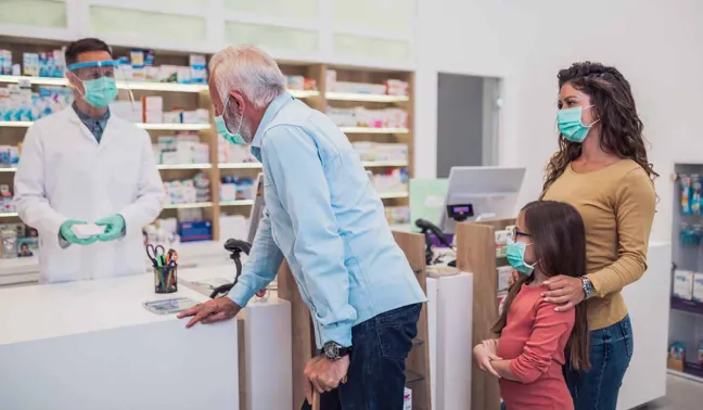 farmaceutico-atiende-a-persona-mayor