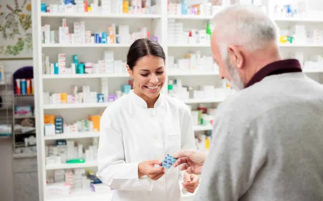 Farmacéutica explica a paciente cómo tomar el medicamento farmaceutica-explica-a-paciente