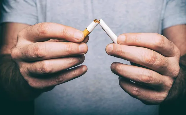 hombre parte un cigarro en dos cigarro-roto
