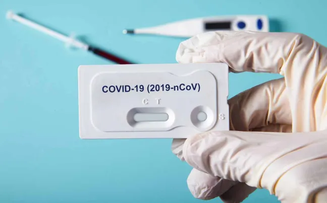 Test COVID-19 en la mano test-covid