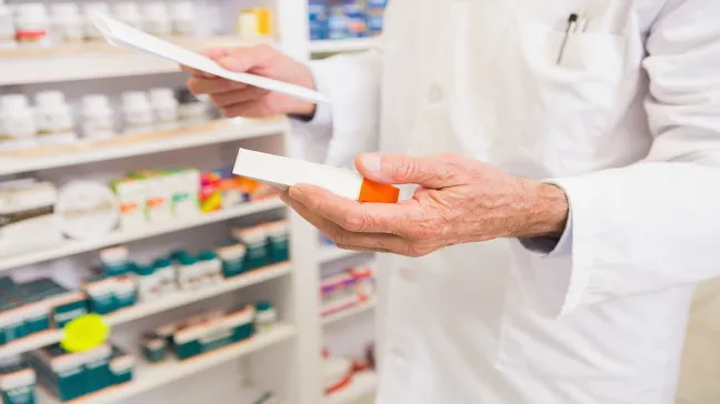 Farmacéutico revisa receta médica y medicación farmaceutico-con-medicacion