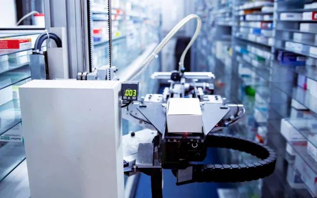 Robot en la farmacia manipula productos robot-de-farmacia