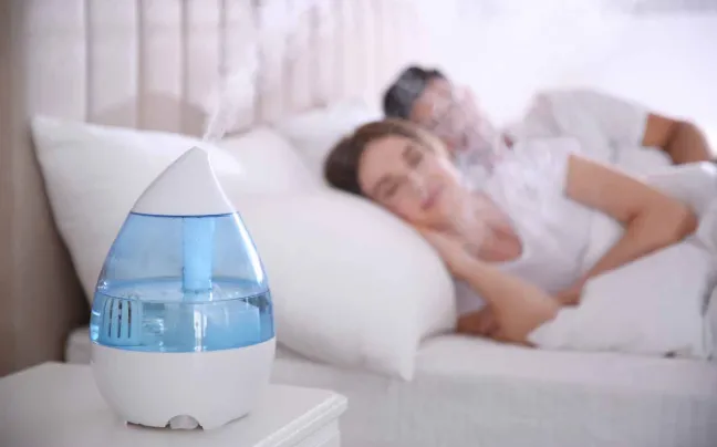 Humidificador en funcionamiento con personas que duermen humidificador-y-personas-durmiendo