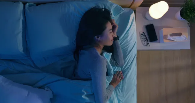 como-dormir-bien mujer durmiendo en la cama