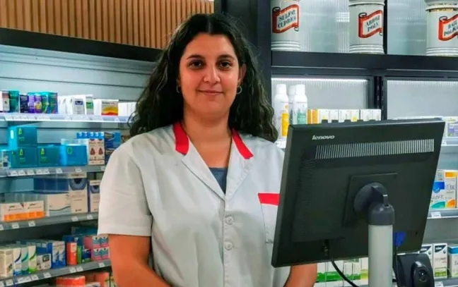 Farmacéutica en el mostrador farmaceutica-en-mostrador