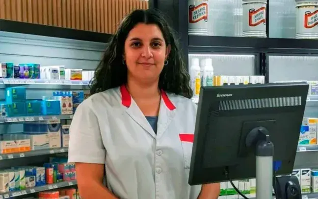 Farmacéutica en el mostrador farmaceutica-en-mostrador