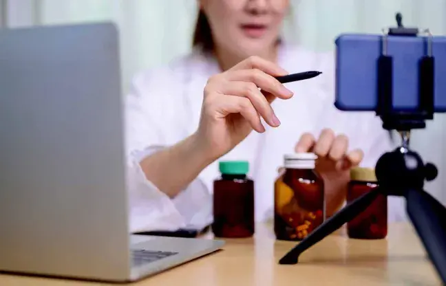 Profesional sanitaria se graba un vídeo con el móvil sanitaria-grabando-video-con-movil