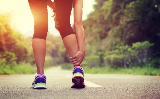 Persona con dolor en la pierna lesion-en-pierna
