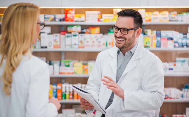 Farmacéutico hace atención de farmacia a paciente farmaceutico-atiende-a-paciente