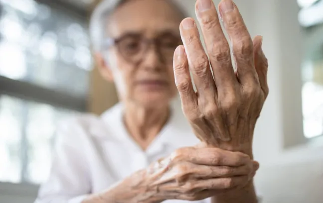 Mujer con osteoporosis mujer-sujeta-su-mano