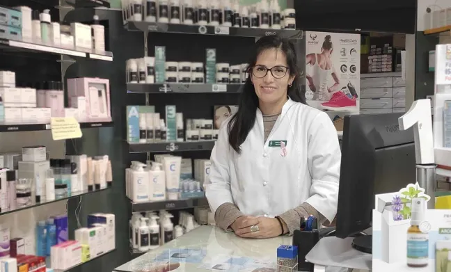 Farmacéutica en el mostrador de la farmacia farmaceutica-en-mostrador