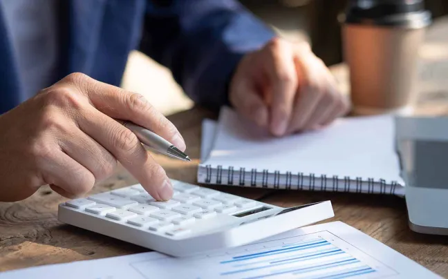 Persona hace cálculos persona-hace-calculos