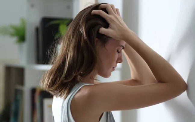 Mujer con ojos cerrados y manos en la cara mujer-con-ansiedad