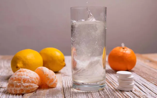 Vaso de agua con fruta y pastillas agua-fruta-pastillas
