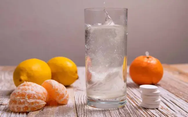 Vaso de agua con fruta y pastillas agua-fruta-pastillas