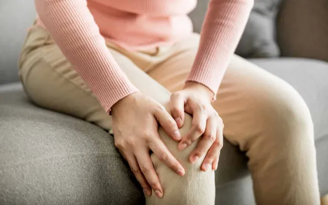 Mujer con dolor de rodilla dolor-en-la-rodilla