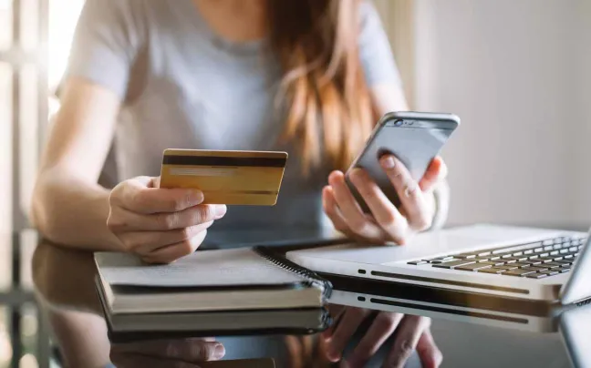 Mujer compra por internet tarjeta-para-comprar