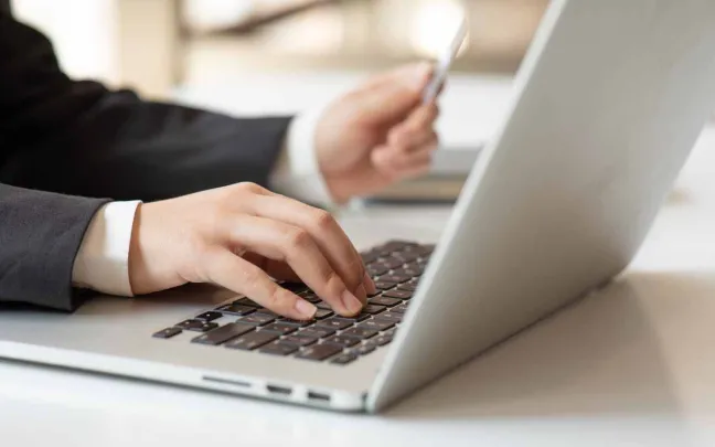 Hombre comprando por Internet con tarjeta en la mano compra-por-internet