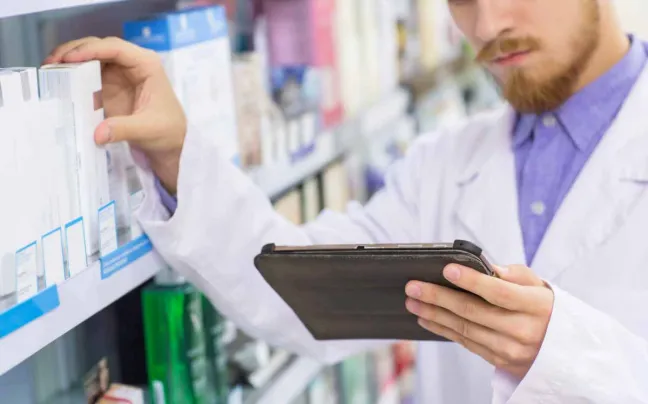 Farmacéutico gestiona productos de farmacia cola tablet farmaceutico-mira-tablet
