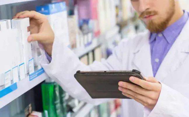 Farmacéutico gestiona productos de farmacia cola tablet farmaceutico-mira-tablet