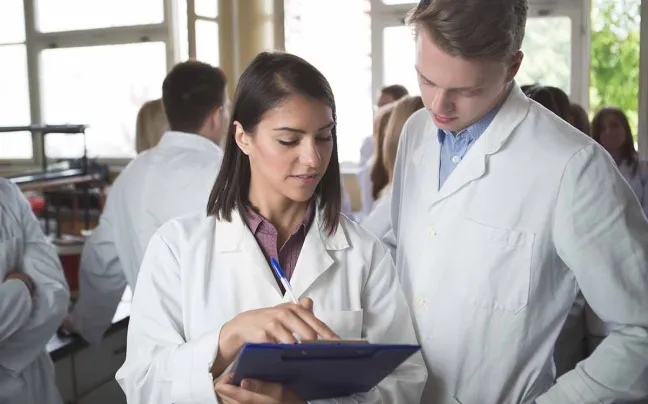 Dos farmacéuticos miran la pantalla de una tablet farmaceuticos-miran-pantalla
