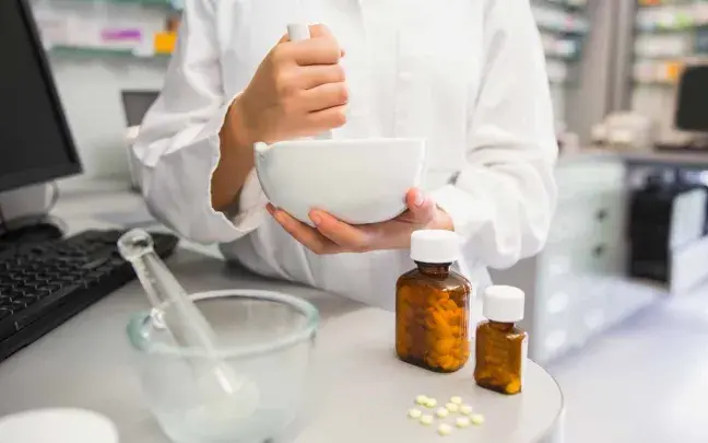 Formulación magistral en la farmacia farmaceutico-hace-formulacion-magistral