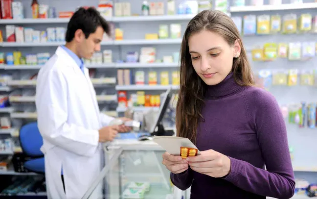 Paciente con medicación en la farmacia paciente-con-medicacion