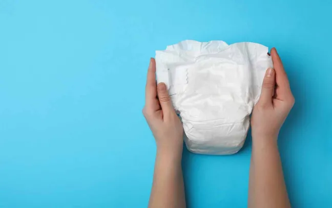 Persona con un pañal en las manos pañal-en-las-manos