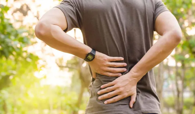 Hombre con dolor de espalda hombre-con-manos-en-espalda