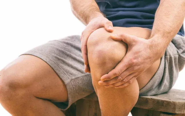 Hombre con dolor de rodilla hombre-con-manos-en-rodilla