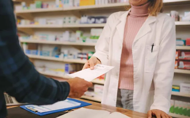 Farmacéutica atiende a paciente farmaceutica-da-papel-a-paciente