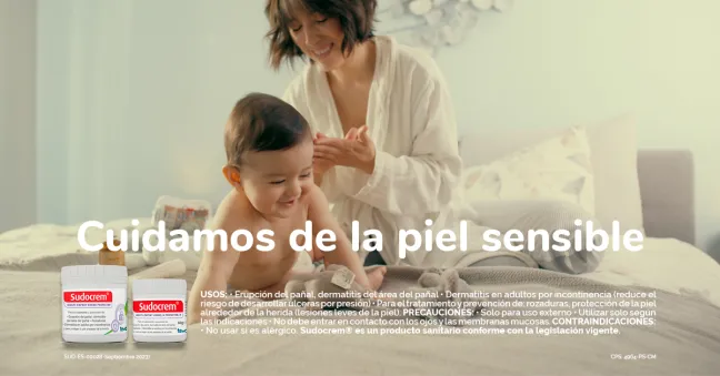 Materiales Sudocrem Madre aplicando Sudocrem a su bebé