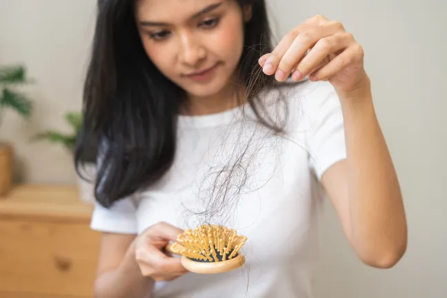 ¿Se cae más el pelo en otoño? Mitos y verdades sobre este fenómeno