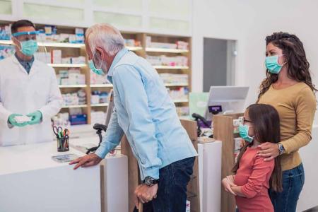 farmaceutico-atiende-a-persona-mayor