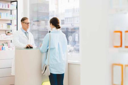 farmaceutico-atiende-a-paciente