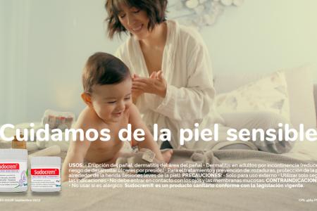 Madre aplicando Sudocrem a su bebé